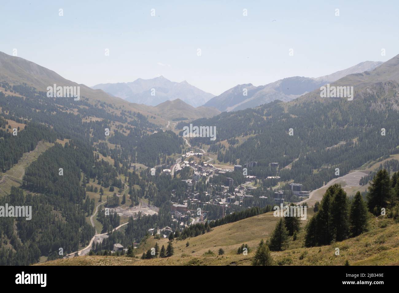 VARs Les Claux en été vu du haut de Vars Sainte-Marie, Hautes-Alpes Stockfoto