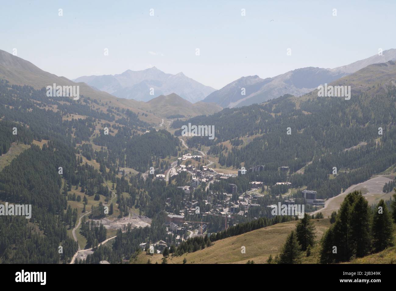 VARs Les Claux en été vu du haut de Vars Sainte-Marie, Hautes-Alpes Stockfoto