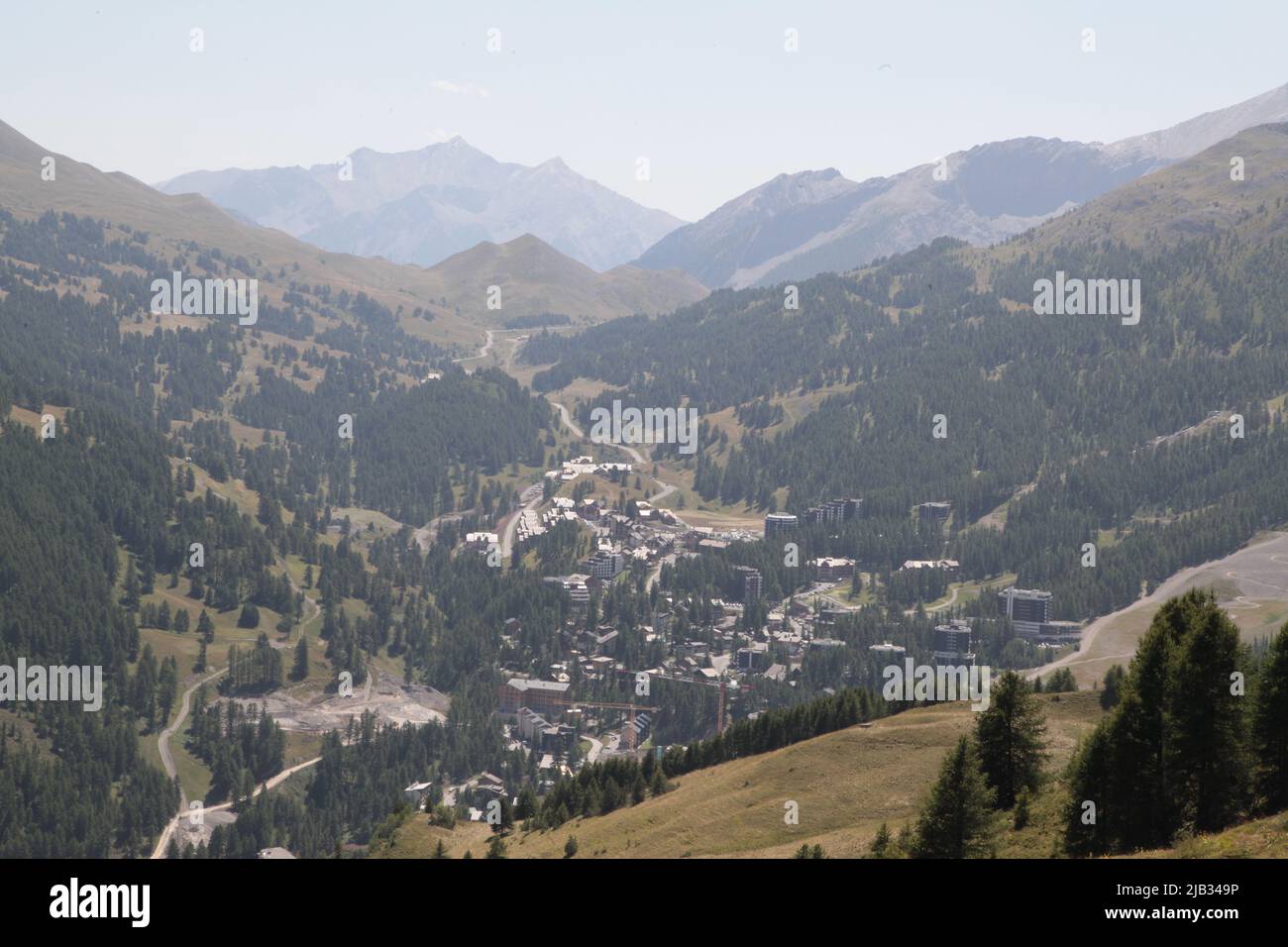 VARs Les Claux en été vu du haut de Vars Sainte-Marie, Hautes-Alpes Stockfoto