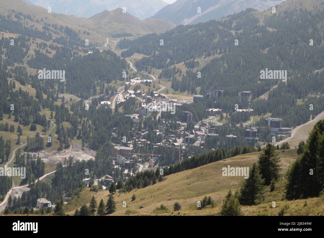 VARs Les Claux en été vu du haut de Vars Sainte-Marie, Hautes-Alpes Stockfoto