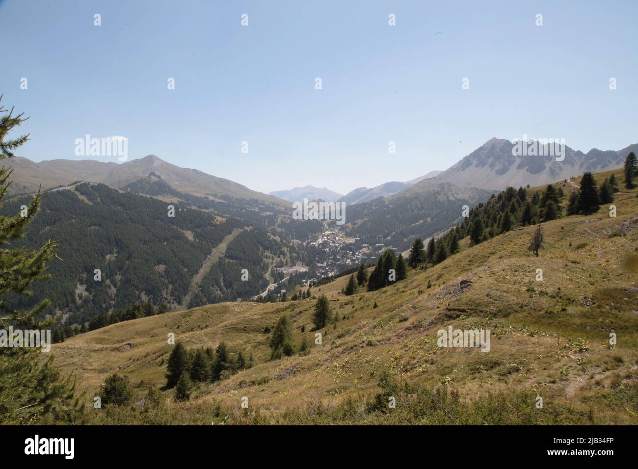 VARs Les Claux en été vu du haut de Vars Sainte-Marie, Hautes-Alpes Stockfoto