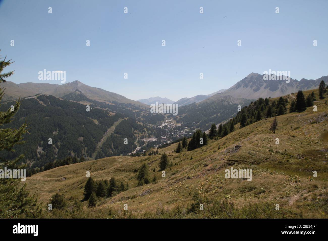 VARs Les Claux en été vu du haut de Vars Sainte-Marie, Hautes-Alpes Stockfoto