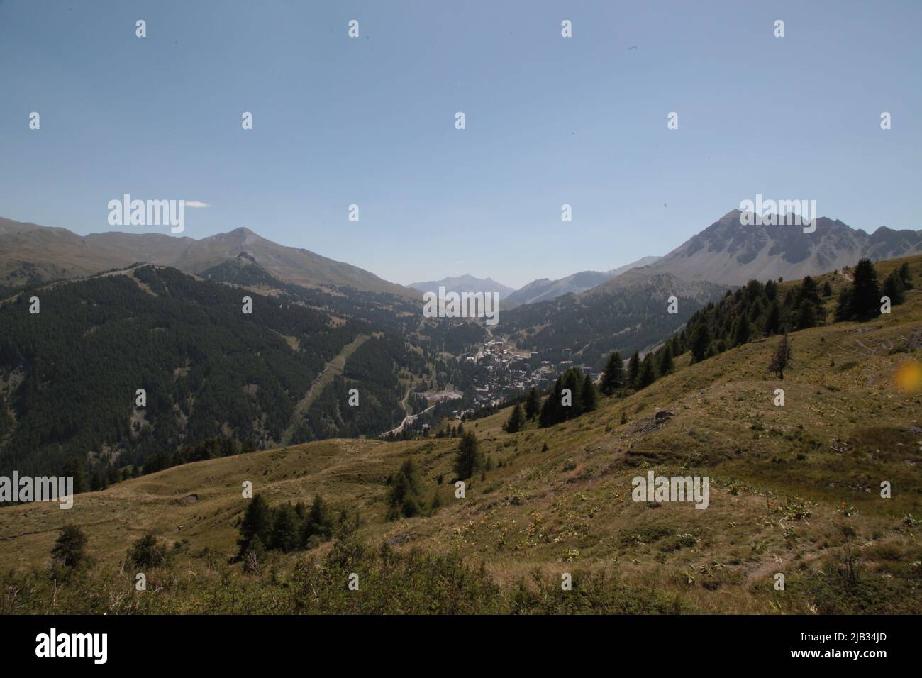 VARs Les Claux en été vu du haut de Vars Sainte-Marie, Hautes-Alpes Stockfoto
