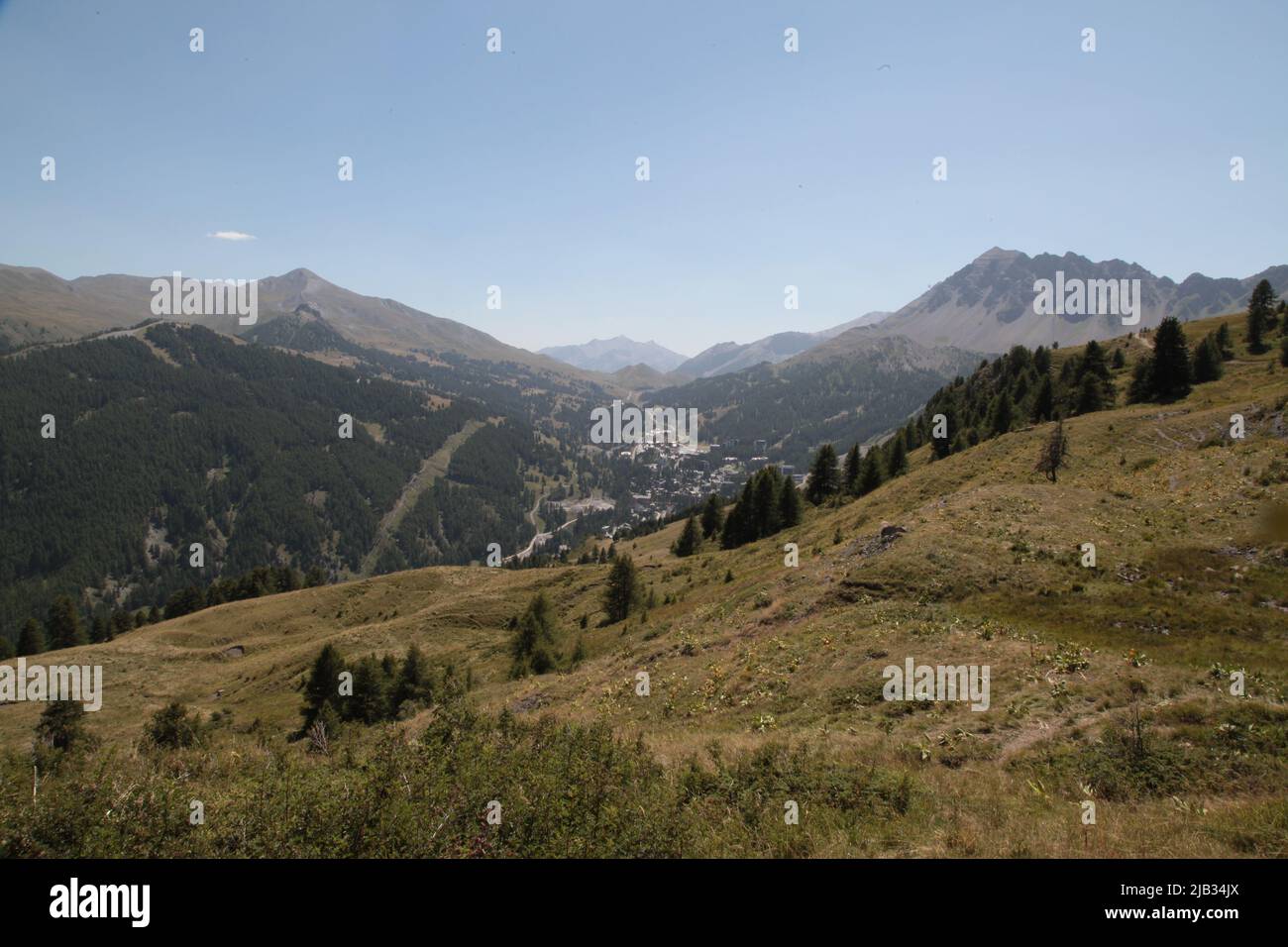 VARs Les Claux en été vu du haut de Vars Sainte-Marie, Hautes-Alpes Stockfoto