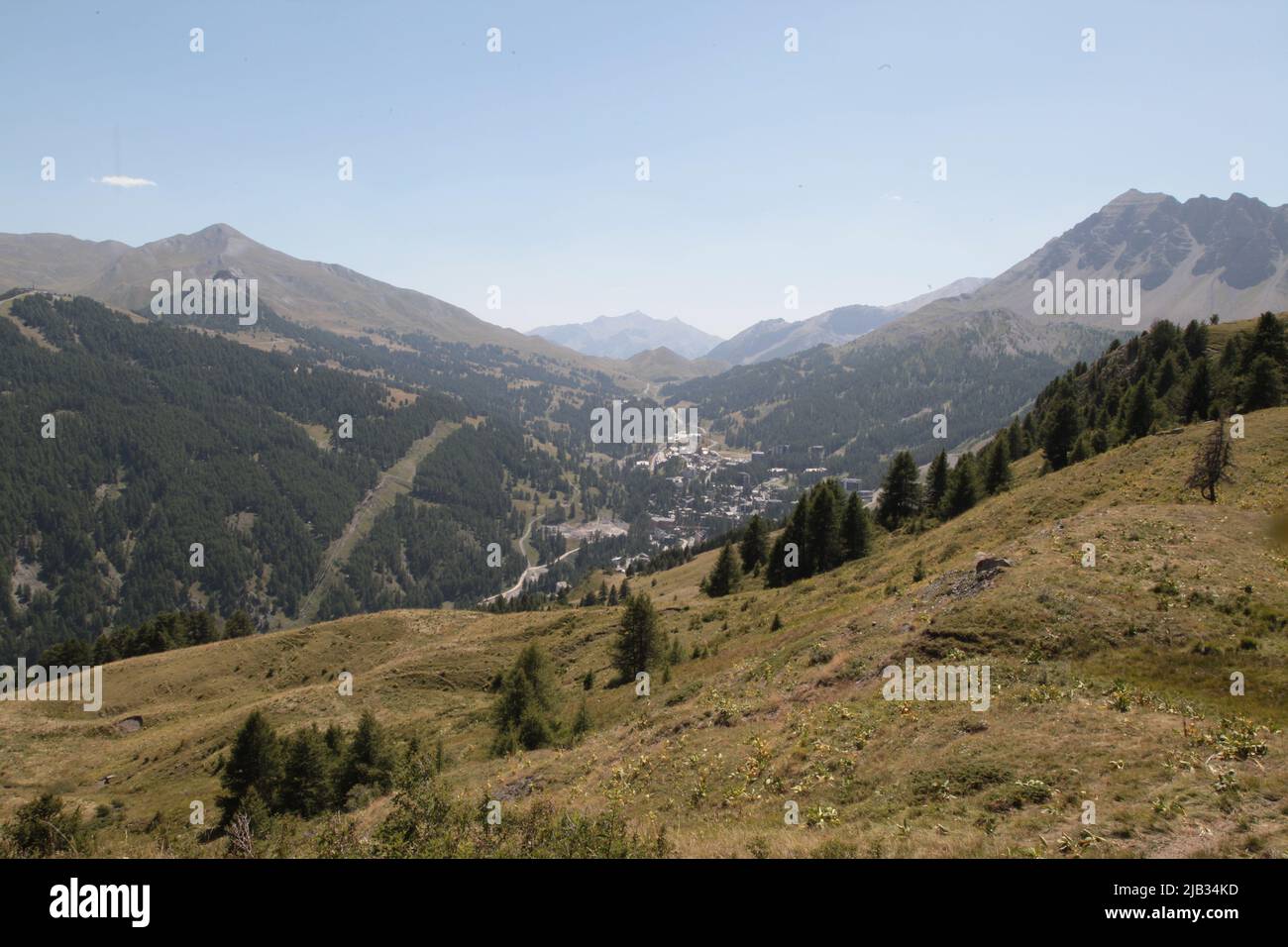 VARs Les Claux en été vu du haut de Vars Sainte-Marie, Hautes-Alpes Stockfoto
