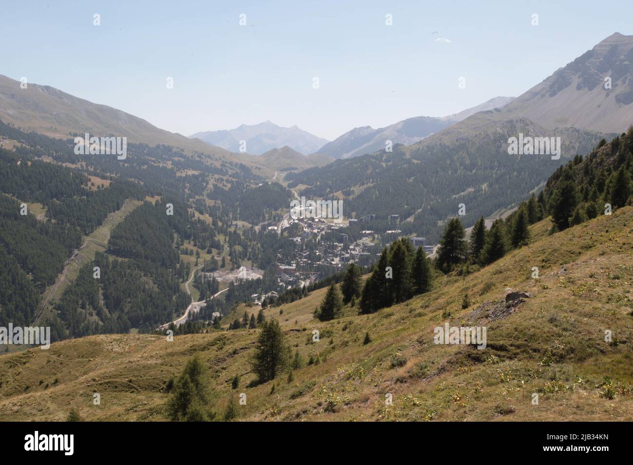 VARs Les Claux en été vu du haut de Vars Sainte-Marie, Hautes-Alpes Stockfoto