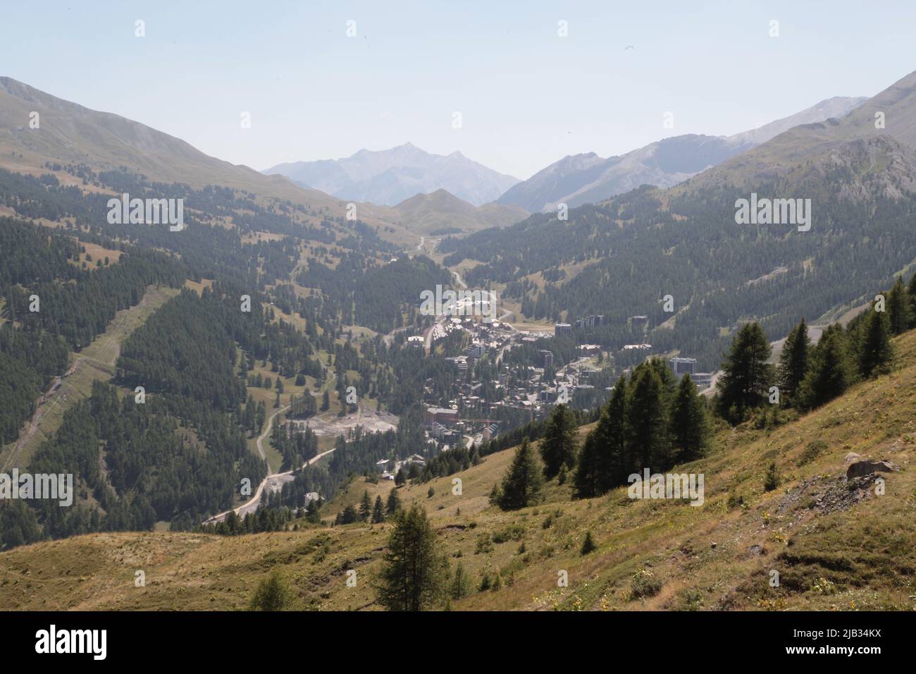 VARs Les Claux en été vu du haut de Vars Sainte-Marie, Hautes-Alpes Stockfoto