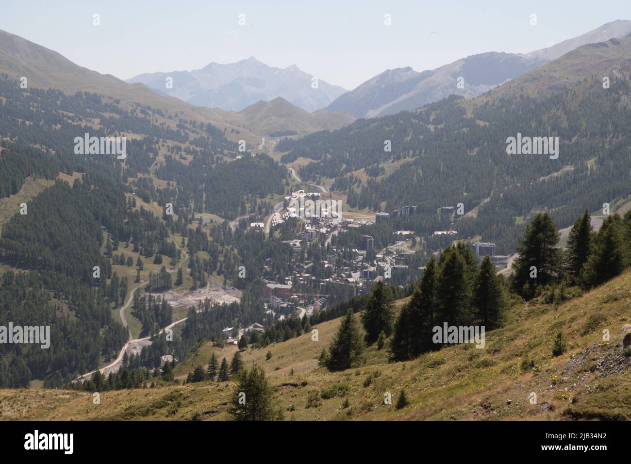 VARs Les Claux en été vu du haut de Vars Sainte-Marie, Hautes-Alpes Stockfoto