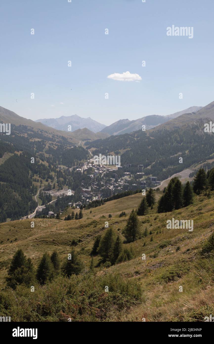 VARs Les Claux en été vu du haut de Vars Sainte-Marie, Hautes-Alpes Stockfoto