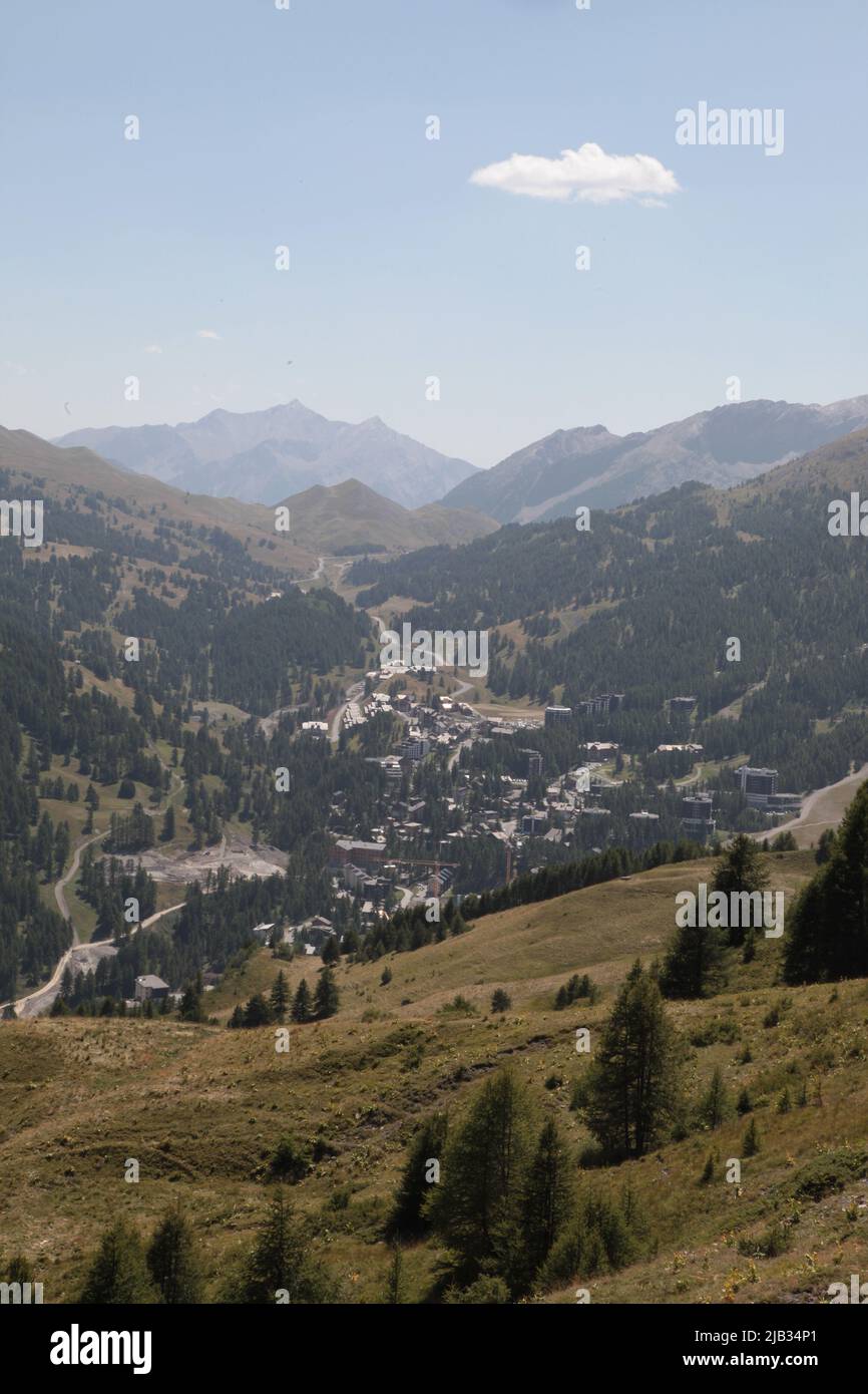 VARs Les Claux en été vu du haut de Vars Sainte-Marie, Hautes-Alpes Stockfoto