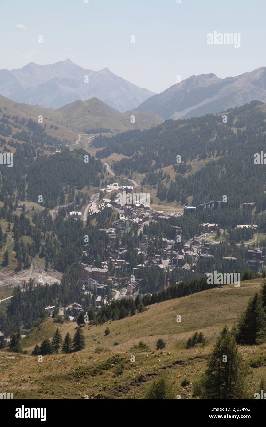 VARs Les Claux en été vu du haut de Vars Sainte-Marie, Hautes-Alpes Stockfoto