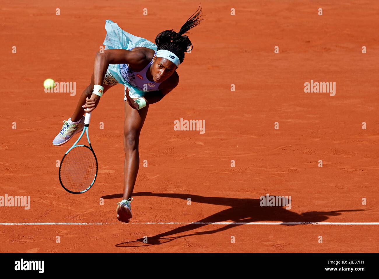 2.. Juni 2022; Roland Garros, Paris, Frankreich: French Open Tennisturnier: Coco Gauff (USA) bedient Martina Trevisan (ITA) Stockfoto
