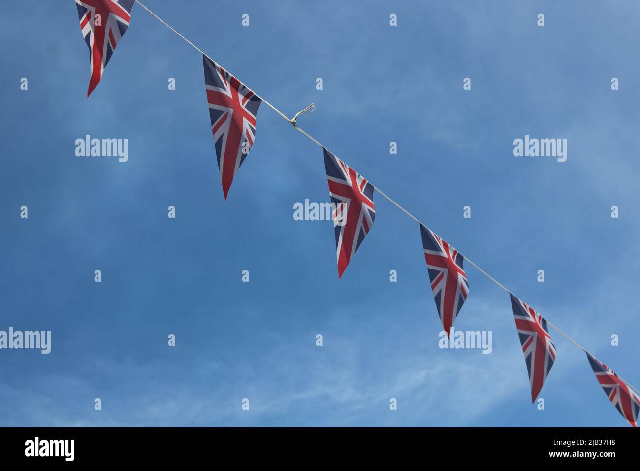 Platinum Jubilee Union Jack, der sich über den tiefblauen Himmel mit Kopierfläche hindurchfalle Stockfoto