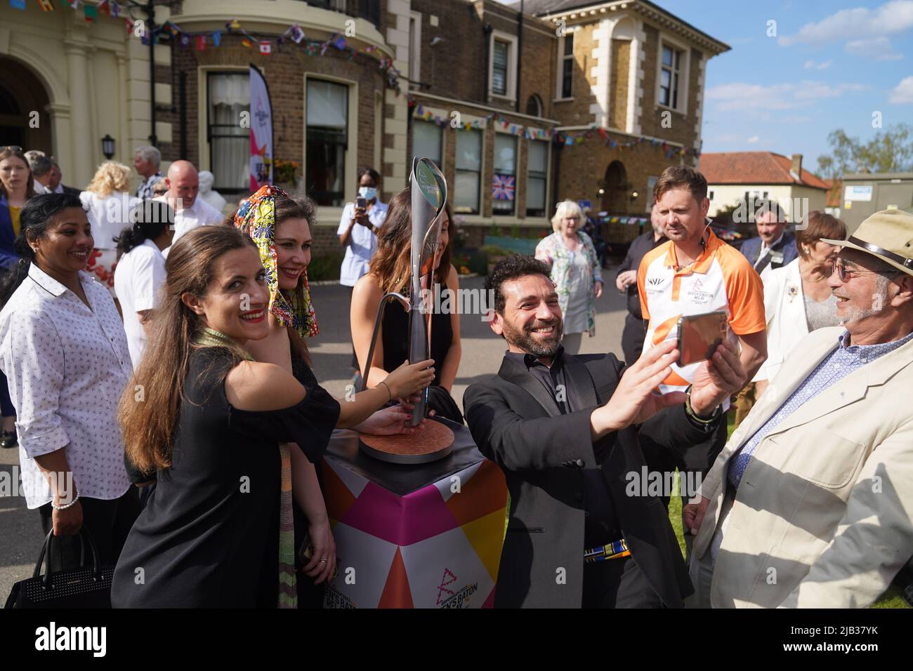 Der Queen's Baton Relay besucht am ersten Tag der Feierlichkeiten zum Platin-Jubiläum das Pflegehaus des Royal Variety Charity Brinsworth House in Twickenham, London. Bilddatum: Donnerstag, 2. Juni 2022. Stockfoto