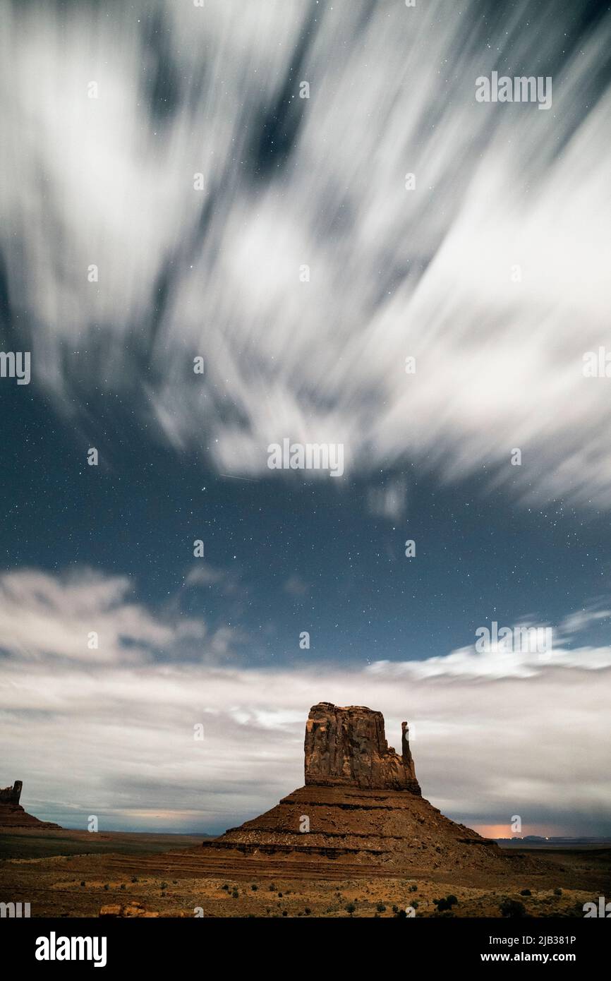 AZ00437-00....ARIZONA - Sterne und Wolken über West Mitten Butte im Monument Valley Navajo Tribal Park. Stockfoto