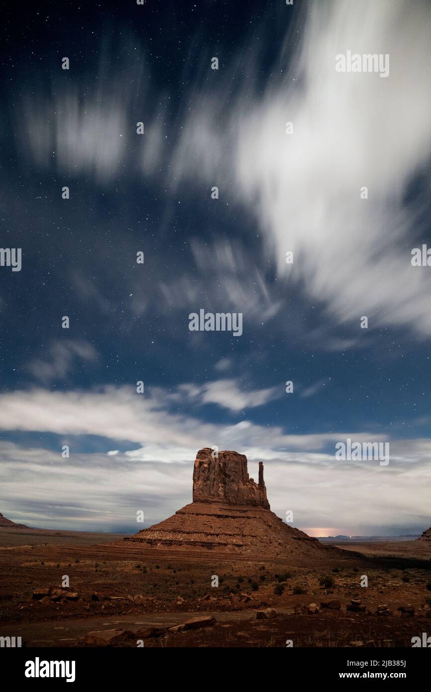 AZ00440-00....ARIZONA - Sterne und Wolken über West Mitten Butte im Monument Valley Navajo Tribal Park. Stockfoto