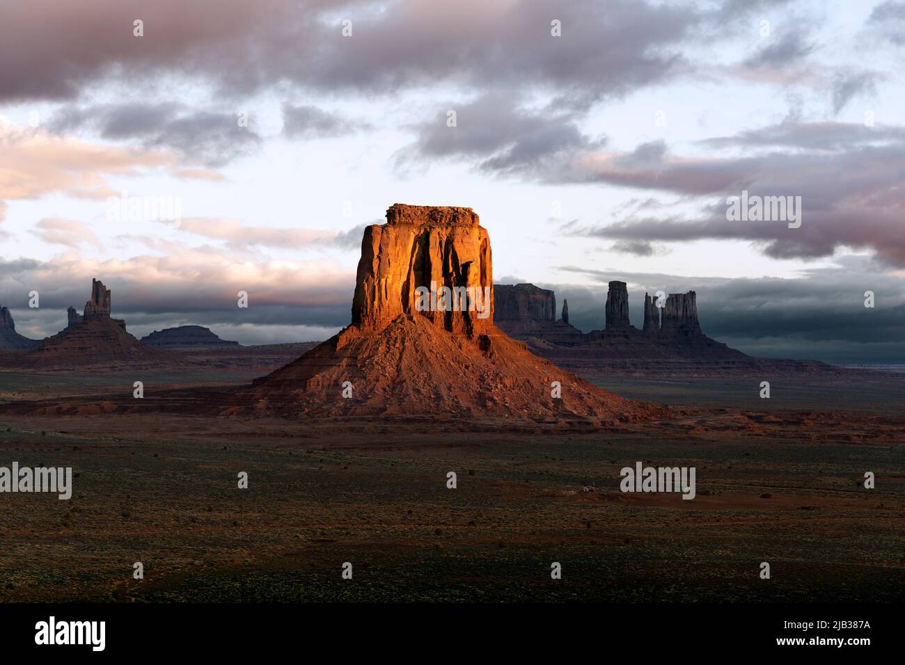 AZ00441-00....ARIZONA - Sonnenaufgang vom Navajo Code Talker Outpost im Monument Valley Navajo Tribal Park. Stockfoto