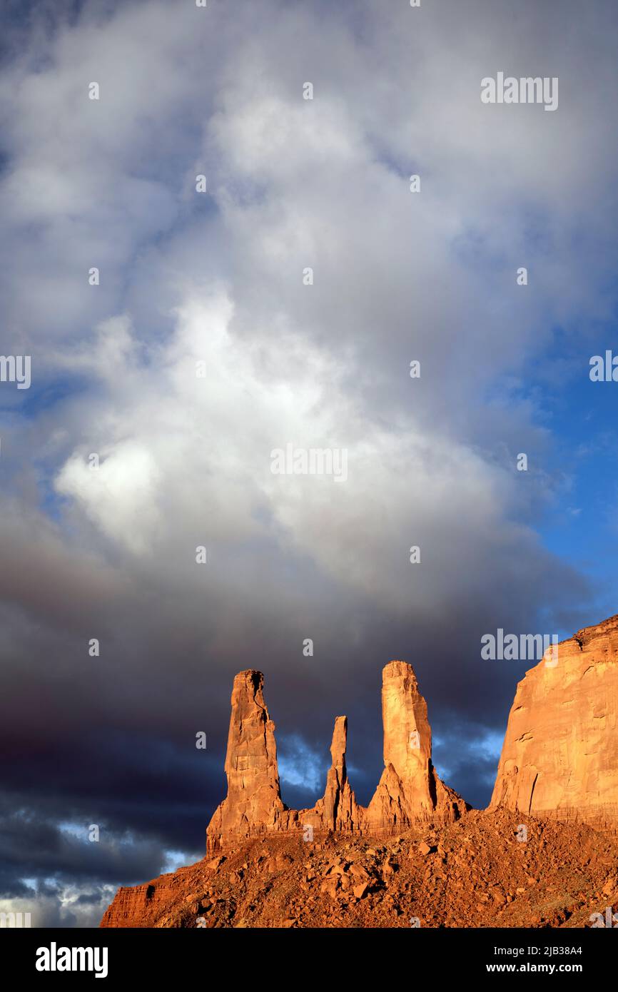 AZ00446-00....ARIZONA - Sonnenaufgang vom John Ford Point mit der Formation Three Sisters, Monument Valley Navajo Tribal Park. Stockfoto