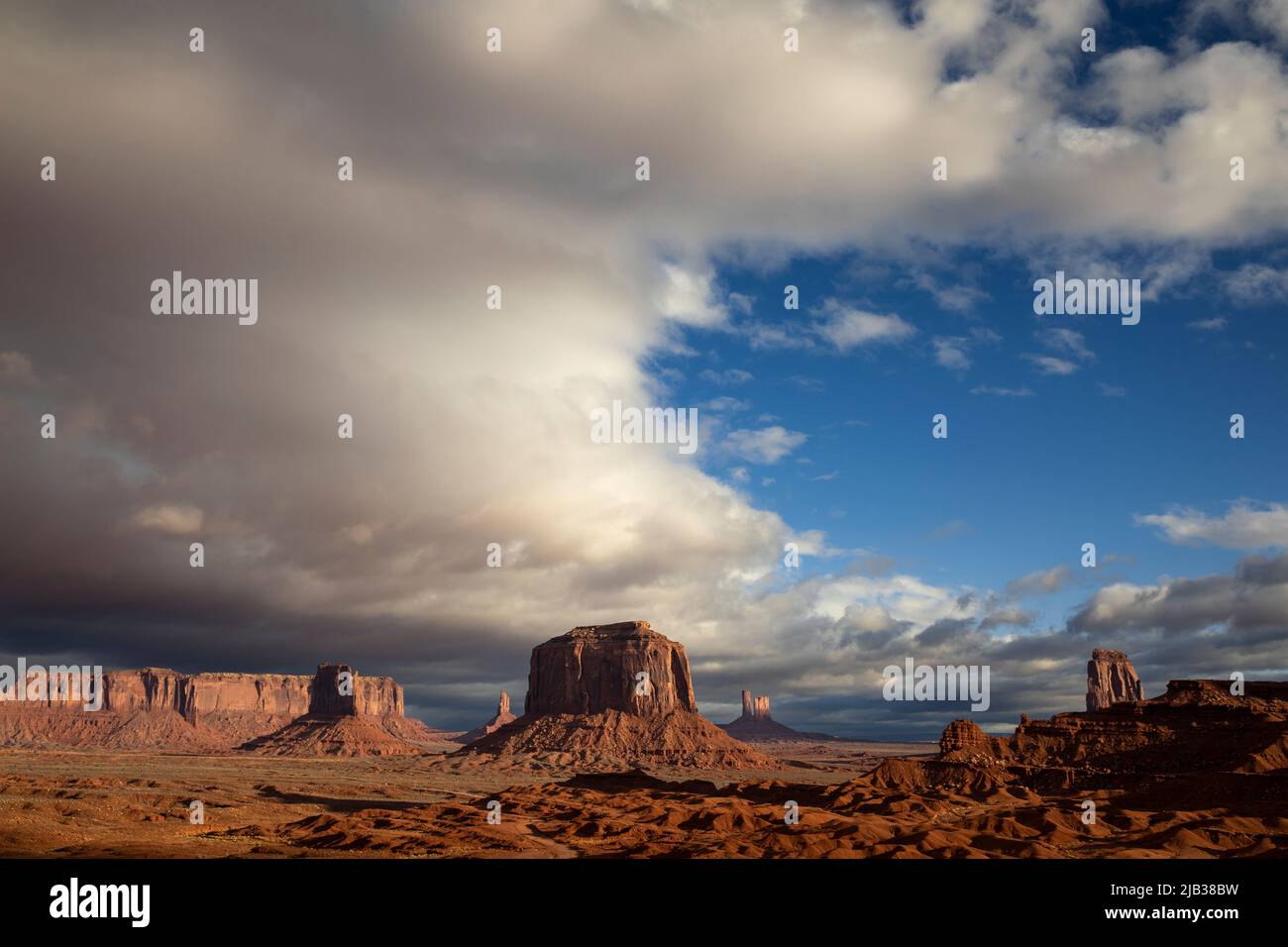 AZ00449-00....ARIZONA - Sonnenaufgang von John Ford Point, Monument Valley Navajo Tribal Park. Stockfoto