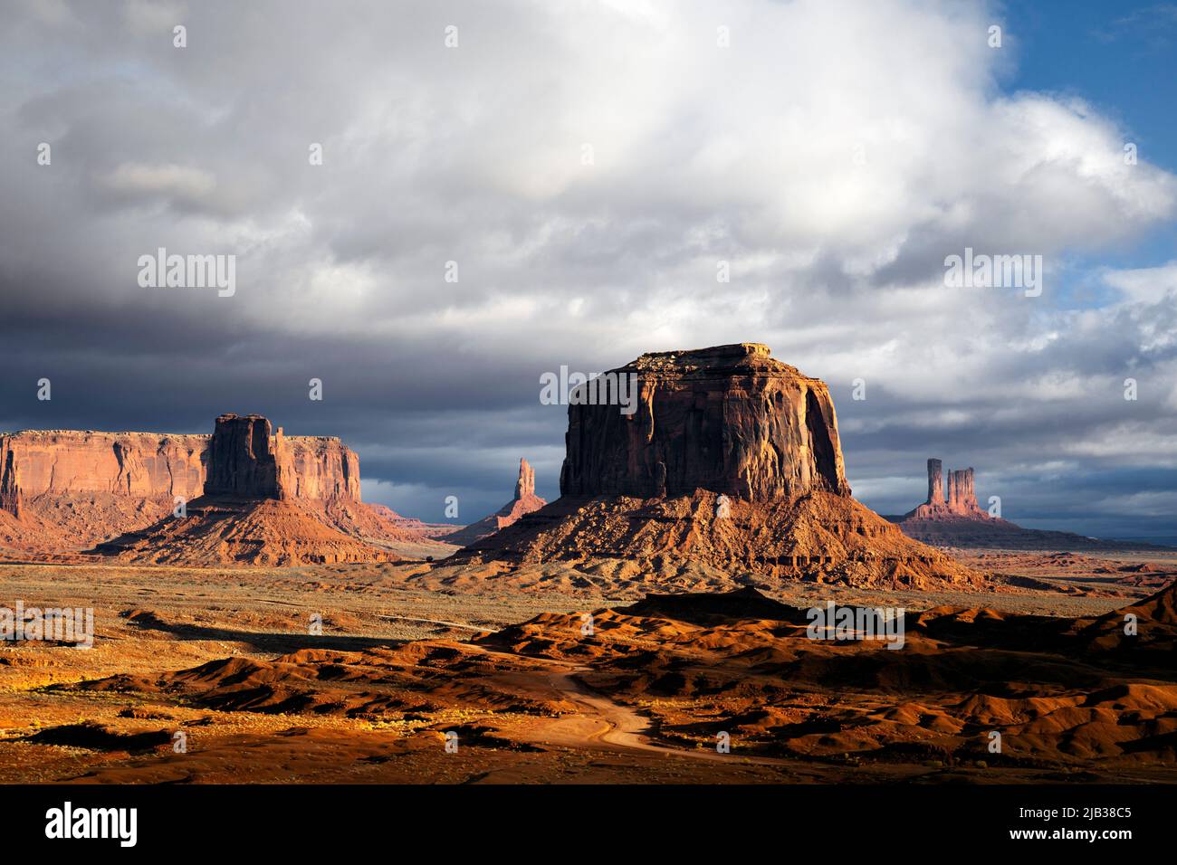 AZ00450-00....ARIZONA - Sonnenaufgang von John Ford Point, Monument Valley Navajo Tribal Park. Stockfoto