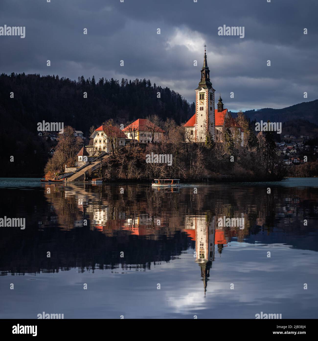 Bleder See, Slowenien - wunderschöne Aussicht auf den Bleder See (Blejsko Jezero) mit der reflektierenden Wallfahrtskirche Mariä Himmelfahrt auf der Insel Bled, mit P Stockfoto