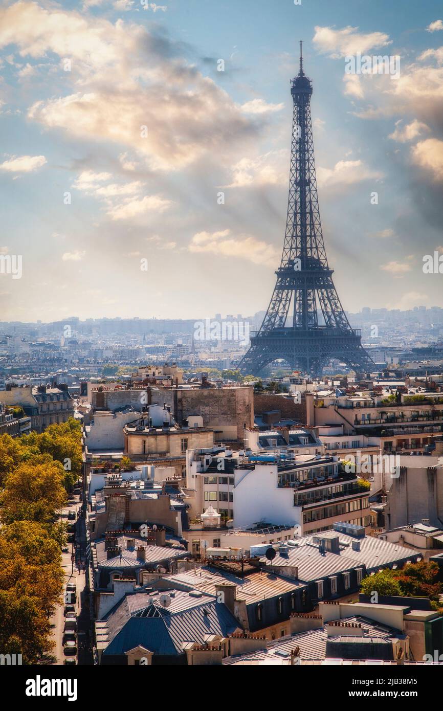 Der Eiffelturm beherrscht die Skyline von Paris, Frankreich. Stockfoto