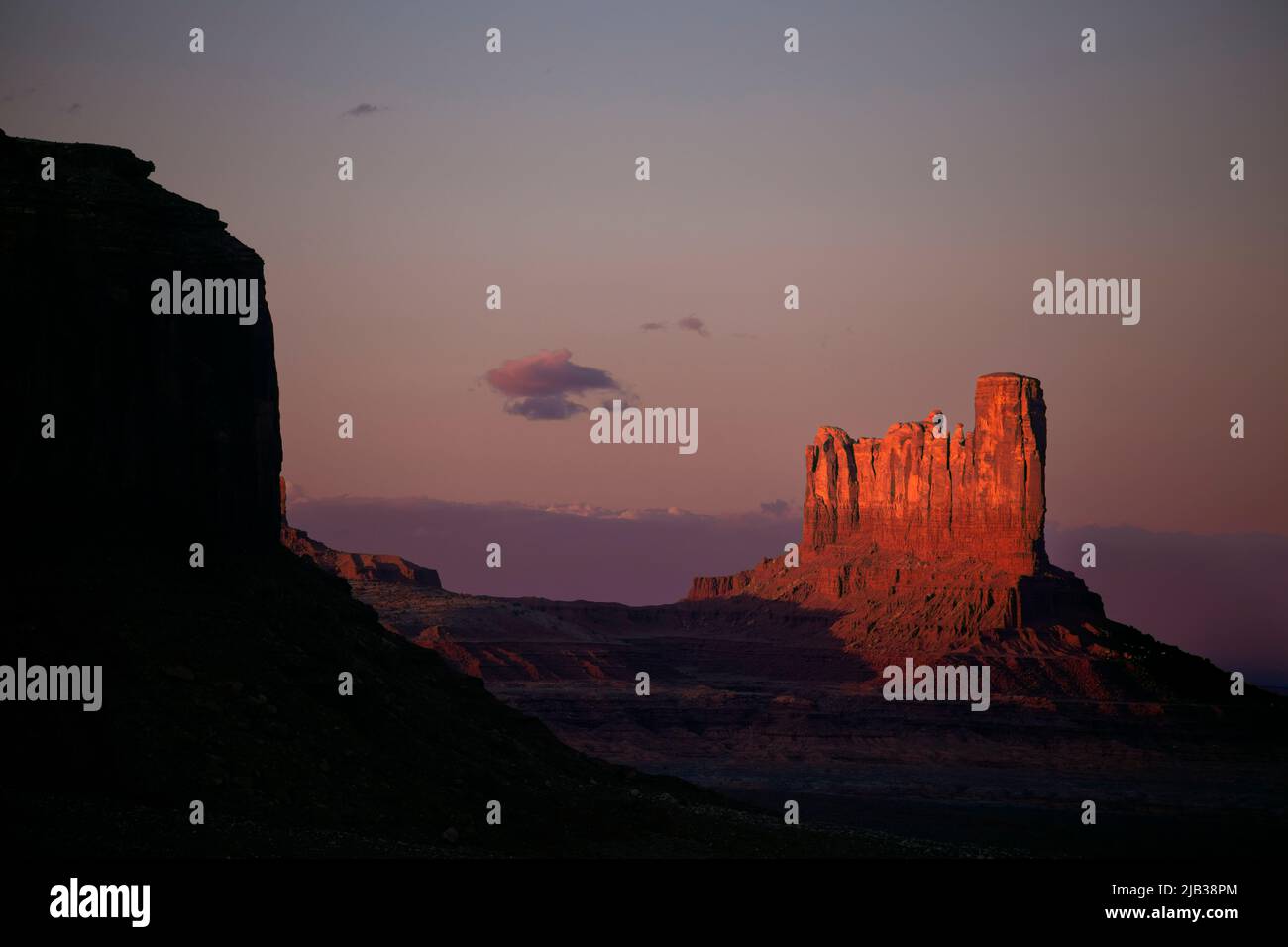 AZ00455-00....ARIZONA - Castle Butte im Monument Valley Navajo Tribal Park. Stockfoto