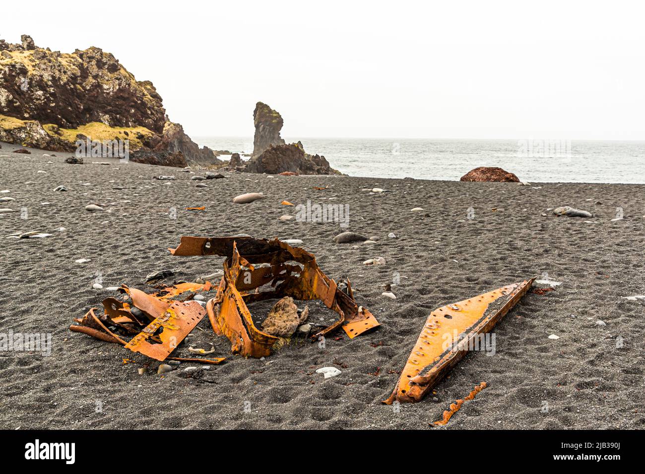 Die Eisenreste am Strand stammen vom britischen Trawler Epine GY 7, der in der Nacht vom 13.. März 1948 östlich von Dritvík (Island) zerstört wurde Stockfoto