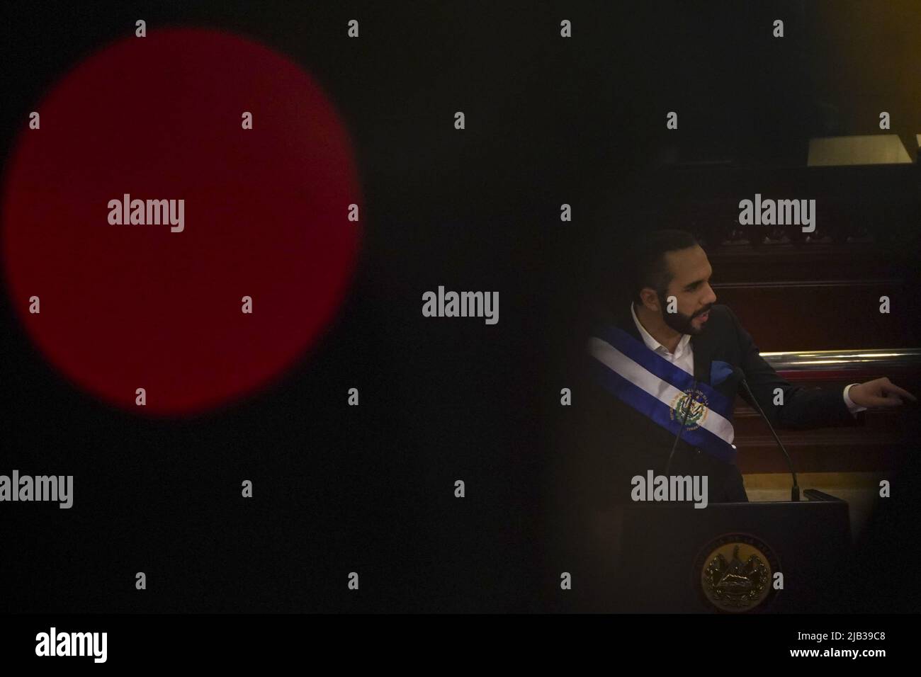 San Salvador, El Salvador. 01.. Juni 2022. Nayib Bukele, Präsident von El Salvador, hält seine Rede im Parlament vor der Nation. Das zentralamerikanische Land befindet sich aufgrund des sogenannten Krieges gegen Banden in einem Ausnahmezustand. Quelle: Camilo Freedman/dpa/Alamy Live News Stockfoto