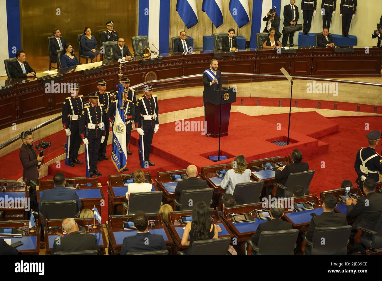 San Salvador, El Salvador. 01.. Juni 2022. Nayib Bukele (r), Präsident von El Salvador, hält seine Rede im parlament vor der Nation. Das zentralamerikanische Land befindet sich aufgrund des sogenannten Krieges gegen Banden in einem Ausnahmezustand. Quelle: Camilo Freedman/dpa/Alamy Live News Stockfoto
