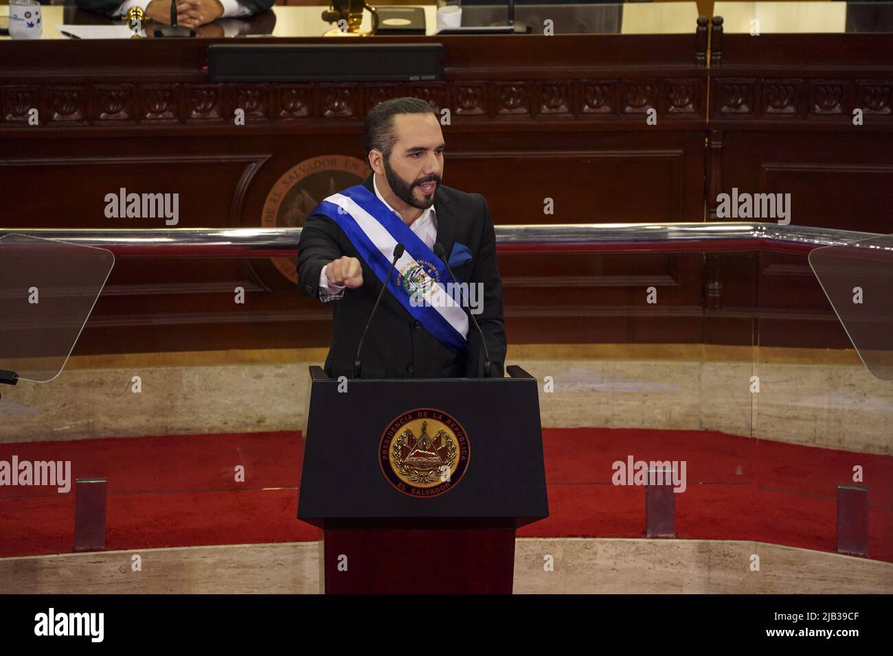 San Salvador, El Salvador. 01.. Juni 2022. Nayib Bukele, Präsident von El Salvador, hält seine Rede im Parlament vor der Nation. Das zentralamerikanische Land befindet sich aufgrund des sogenannten Krieges gegen Banden in einem Ausnahmezustand. Quelle: Camilo Freedman/dpa/Alamy Live News Stockfoto