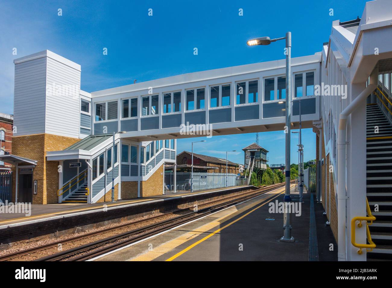 Neue Fußgängerbrücke und Aufzüge am Bahnhof Canterbury East. Redundante Signalbox und Warenschuppen im Hintergrund. Südöstlich, britische Bahn, Netzbahn Stockfoto