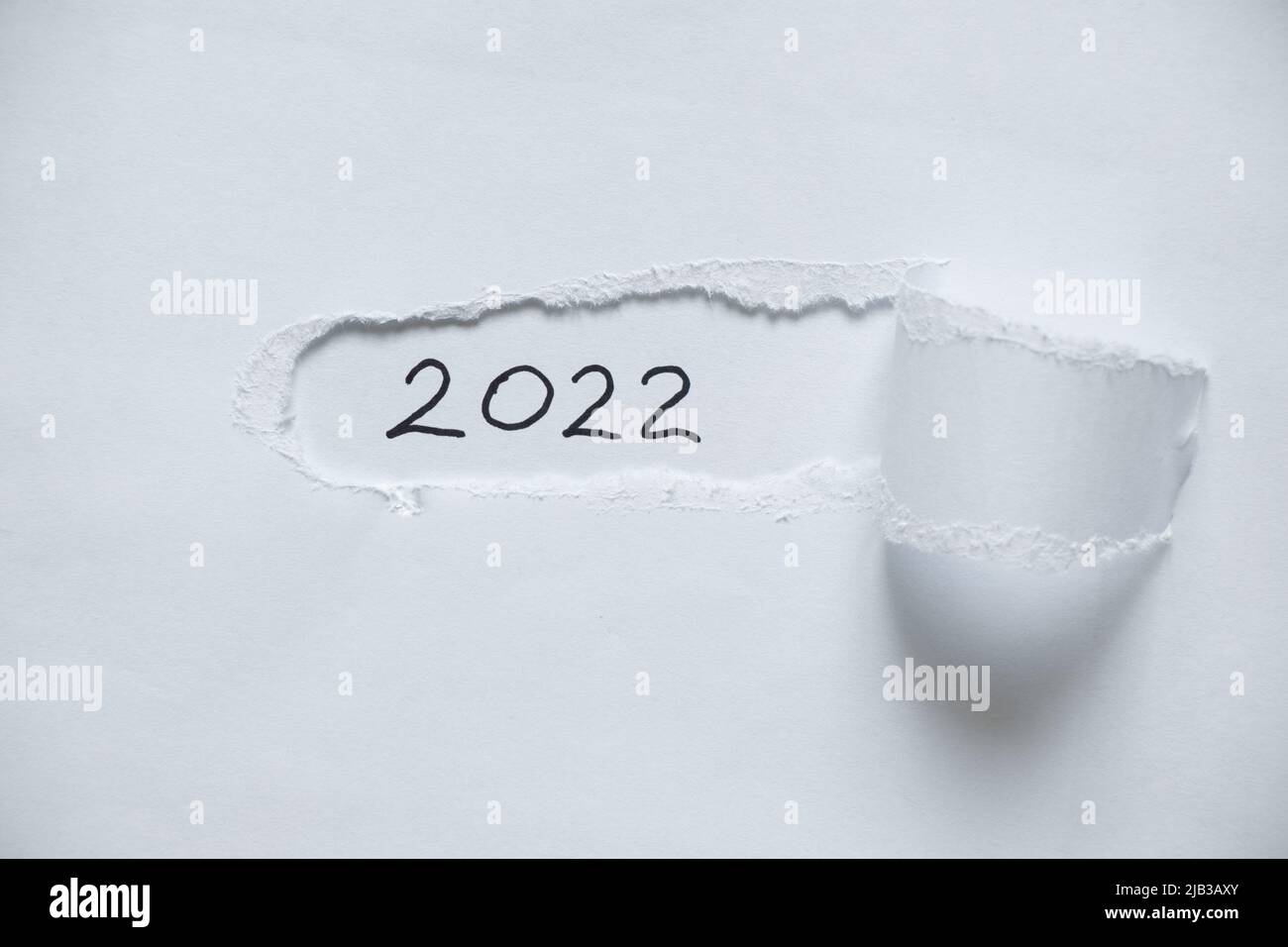 2022 geschrieben auf Papier auf einem zerrissenen Stück Papier, glückliches neues Jahr 2022 Stockfoto