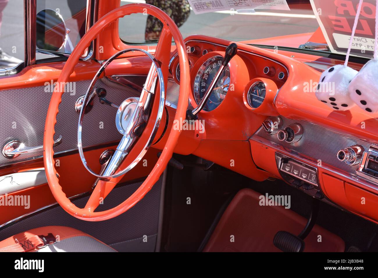 Das Interieur und der Strich eines Chevrolet Belair aus dem Jahr 1957 werden auf einer Automobilausstellung gezeigt. Stockfoto