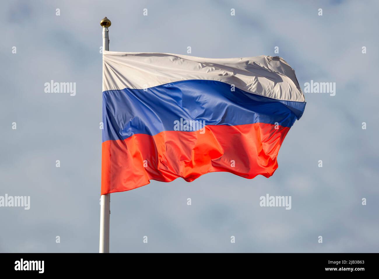 Russische Flagge gegen den Himmel Stockfoto