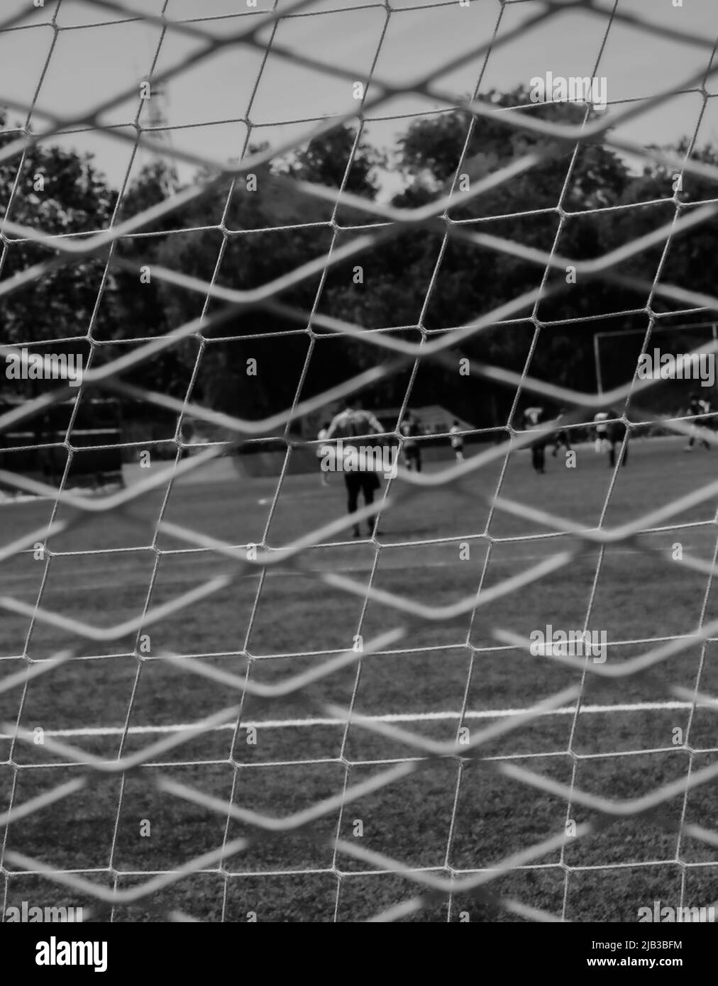 Kinder-Torhüter spielt Fußball aus einer künstlerischen Perspektive. Stockfoto