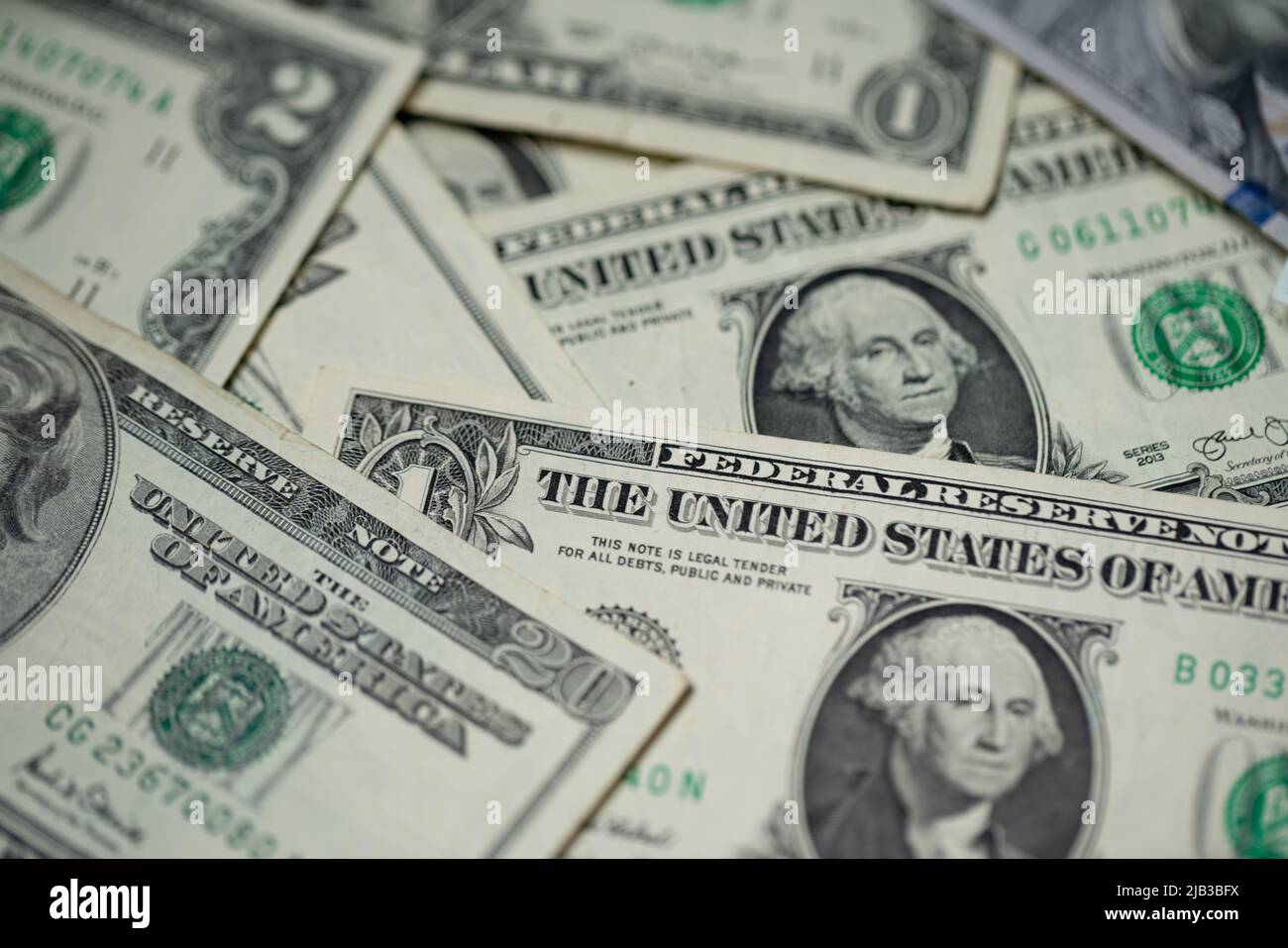 Dollar-Banknoten als Hintergrund. Seltene zwei-Dollar-Scheine neben einer USD- und 20-Dollar-Banknote. Stockfoto