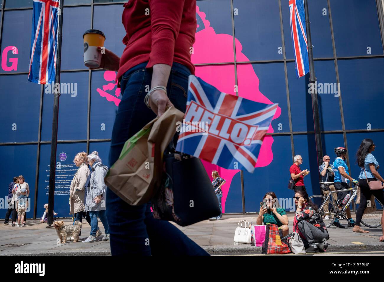 Am 1.. Juni 2022 in London, England, bleiben die Londoner in The Strand, um auf den Flug von Militärflugzeugen zu warten, und können nicht auf die Mall und die Zeremonie der Farbtrooping, die mit dem Platin-Jubiläum der Königin zusammenfiel, zugreifen. Königin Elizabeth II. Steht seit 70 Jahren auf dem britischen Thron, die dienstälteste Monarchin der englischen Geschichte und Menschenmengen strömten nach Zentral-London, um dieses jährliche Ereignis während des Jubiläumswochenendes zu sehen. Zehntausende konnten jedoch keine der zeremoniellen Veranstaltungen sehen, da die Mall von der Polizei für mehr Besucher geschlossen wurde und stattdessen in der Nähe der umliegenden Straße blieb Stockfoto