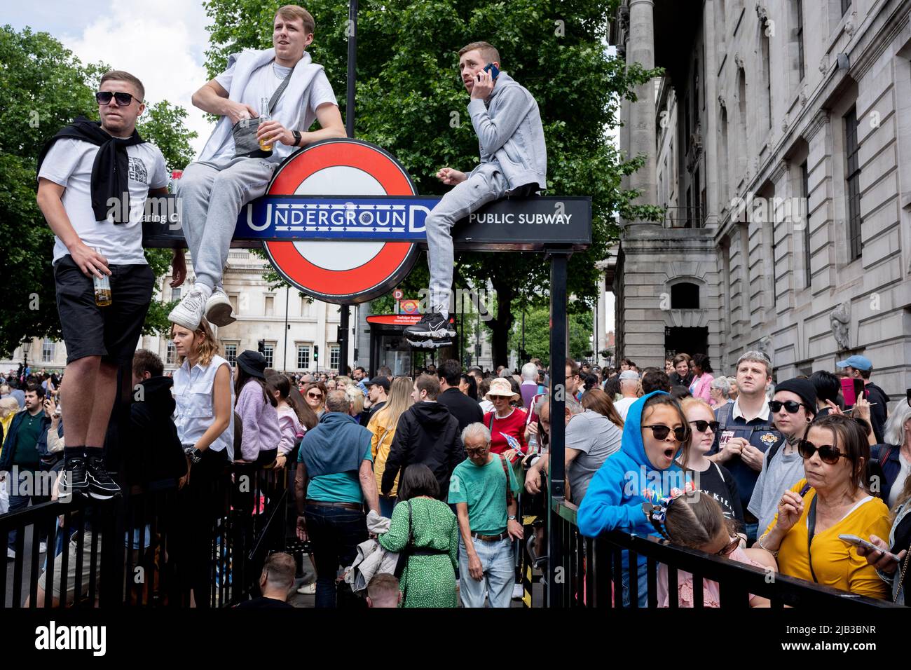 Am 1.. Juni 2022 treffen sich die Londoner auf dem Trafalgar Square in London, England, weil sie keinen Zugang zur Mall und zur Veranstaltung „Trooping of the Color“ haben, die mit dem Platin-Jubiläum der Königin zusammenfiel. Königin Elizabeth II. Steht seit 70 Jahren auf dem britischen Thron, die dienstälteste Monarchin der englischen Geschichte und Menschenmengen strömten nach Zentral-London, um dieses jährliche Ereignis während des Jubiläumswochenendes zu sehen. Zehntausende konnten jedoch keine der zeremoniellen Veranstaltungen sehen, da die Mall von der Polizei für mehr Besucher geschlossen wurde und stattdessen in den umliegenden Straßen und in Trafalgar Squa blieb Stockfoto