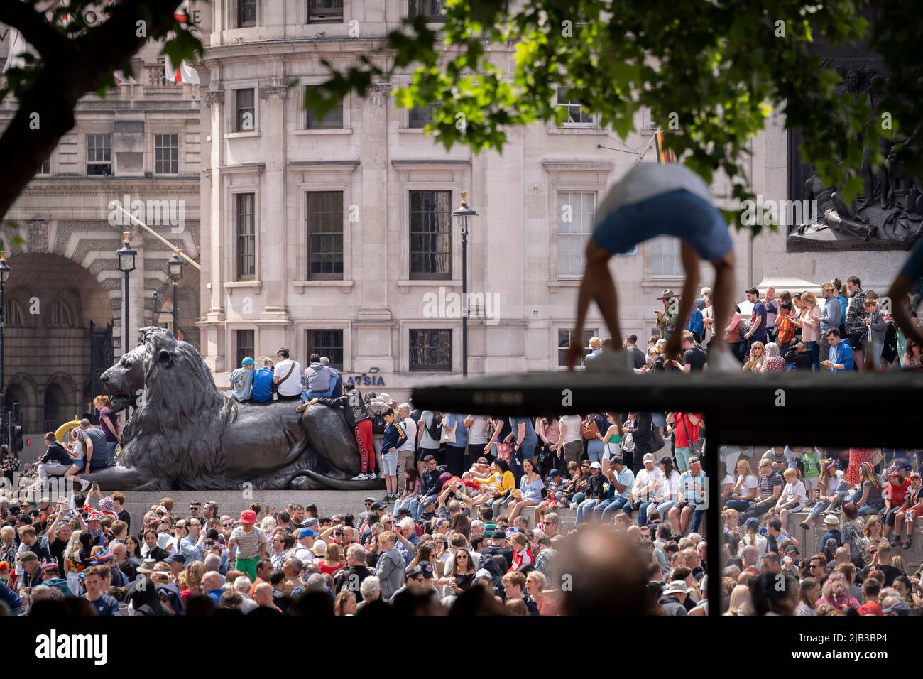 Am 1.. Juni 2022 treffen sich die Londoner auf dem Trafalgar Square in London, England, weil sie keinen Zugang zur Mall und zur Veranstaltung „Trooping of the Color“ haben, die mit dem Platin-Jubiläum der Königin zusammenfiel. Königin Elizabeth II. Steht seit 70 Jahren auf dem britischen Thron, die dienstälteste Monarchin der englischen Geschichte und Menschenmengen strömten nach Zentral-London, um dieses jährliche Ereignis während des Jubiläumswochenendes zu sehen. Zehntausende konnten jedoch keine der zeremoniellen Veranstaltungen sehen, da die Mall von der Polizei für mehr Besucher geschlossen wurde und stattdessen in den umliegenden Straßen und in Trafalgar Squa blieb Stockfoto