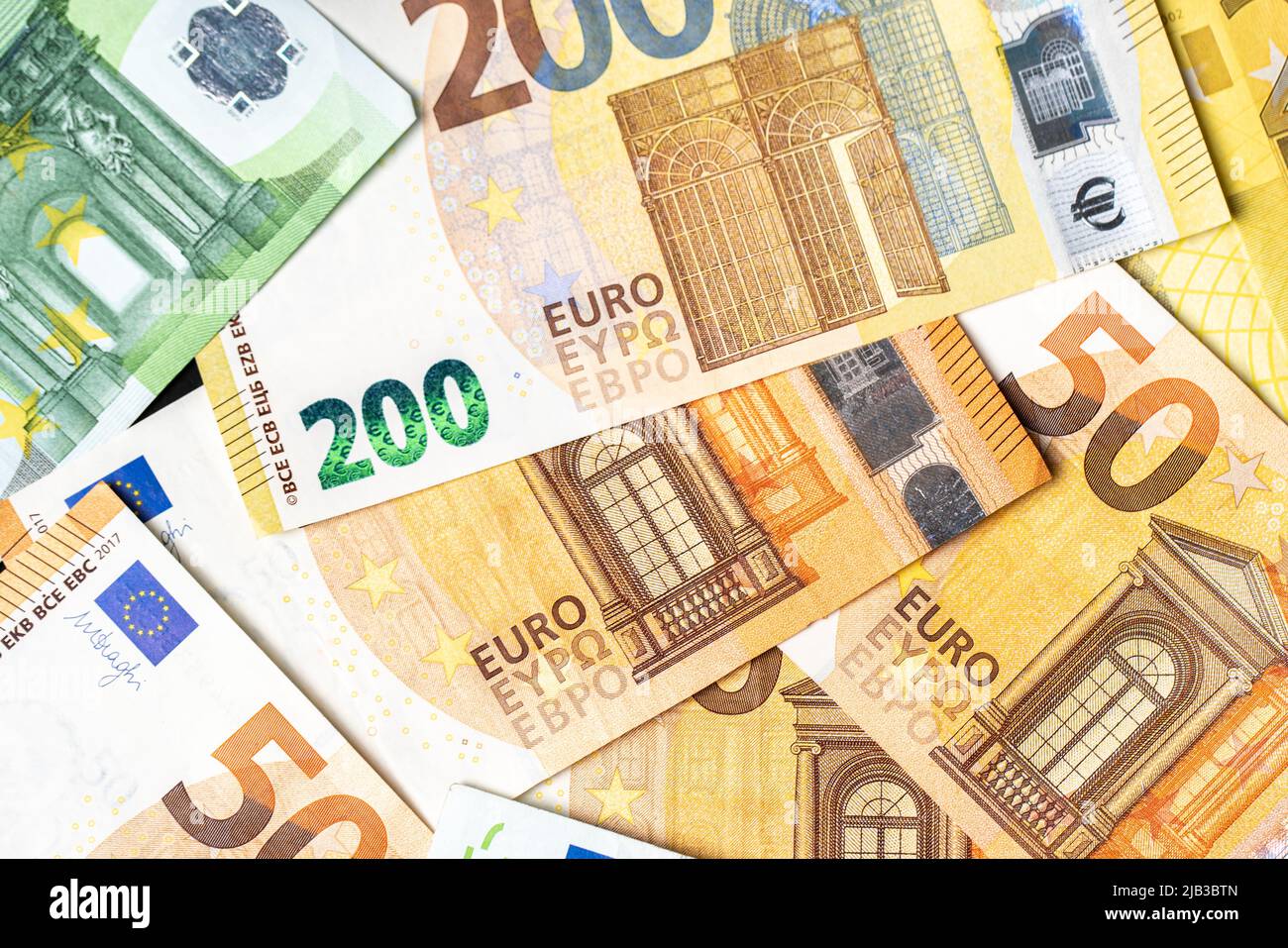 Euro-Banknoten als Hintergrund, fünfzig, hundert und zweihundert Euro-Scheine, Papiergeld. Währung der Europäischen Währungsunion Stockfoto