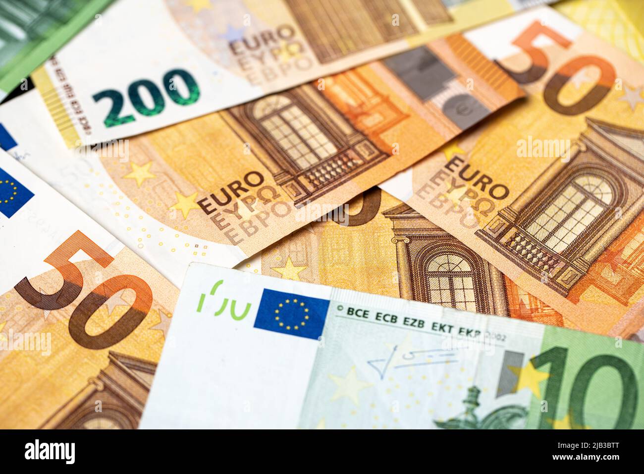 Euro-Banknoten als Hintergrund, fünfzig, hundert und zweihundert Euro-Scheine, Papiergeld. Währung der Europäischen Währungsunion Stockfoto
