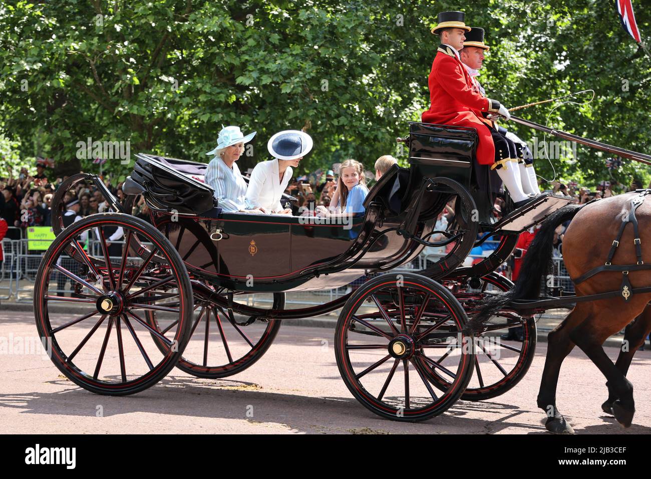 2. Juni 2022 - Königin Elisabeths Platin-Jubiläumsprozession auf der Mall - Prinzessin Charlotte mit Kate & Camilla, Holländern von Cambridge & Cornwall Stockfoto