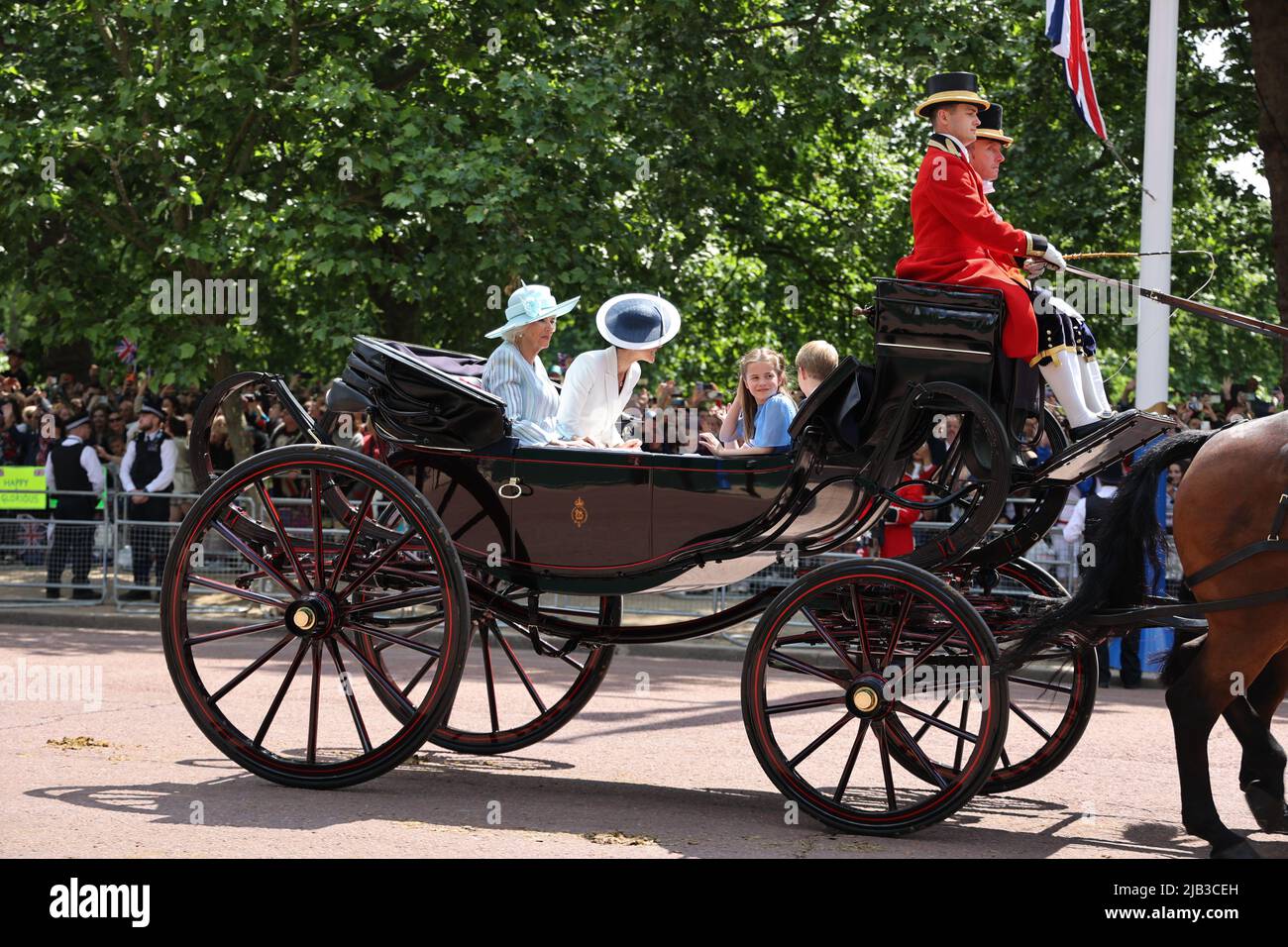 2. Juni 2022 - Königin Elisabeths Platin-Jubiläumsprozession auf der Mall - Prinzessin Charlotte mit Kate & Camilla, Holländern von Cambridge & Cornwall Stockfoto