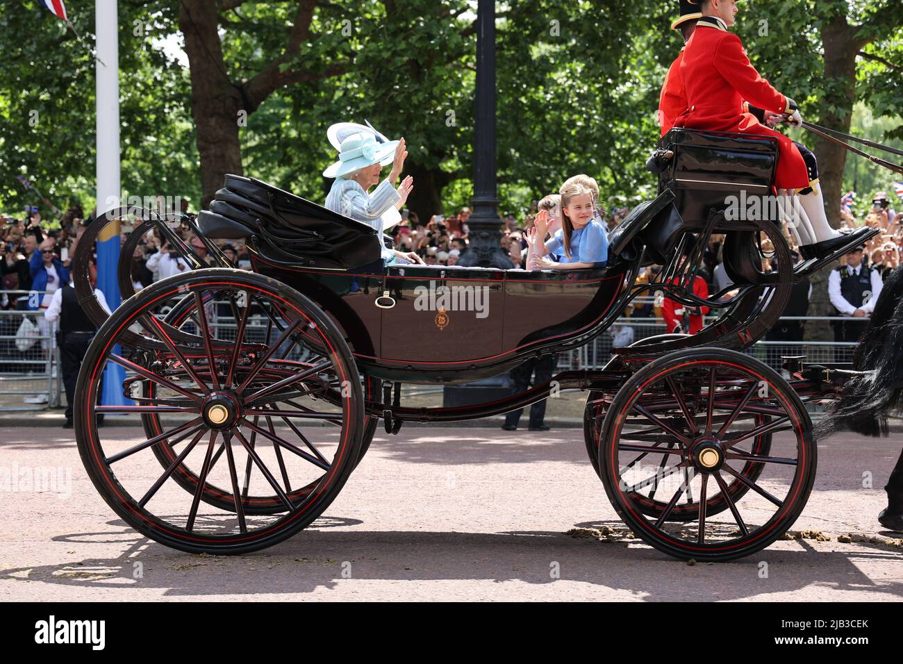 2. Juni 2022 - Königin Elisabeths Platin-Jubiläumsprozession auf der Mall - Prinzessin Charlotte mit Kate & Camilla, Holländern von Cambridge & Cornwall Stockfoto