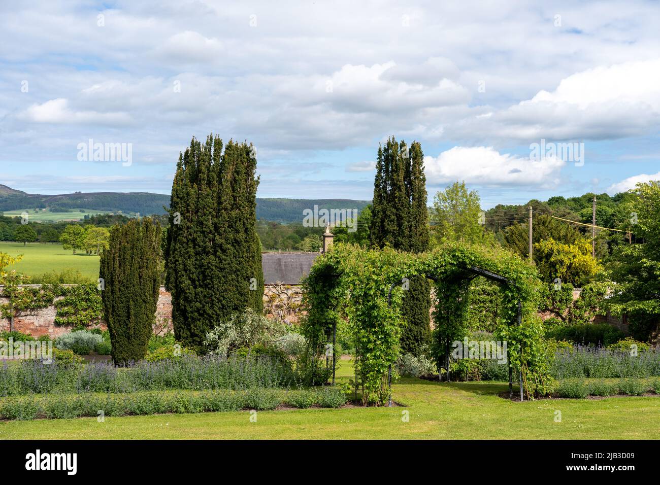 Blick auf den Cottage-Garten im Lilburn Tower, in der Nähe. Wooler, Northumberland, Großbritannien, ein Herrenhaus, das durch das National Gardens Scheme geöffnet ist. Stockfoto