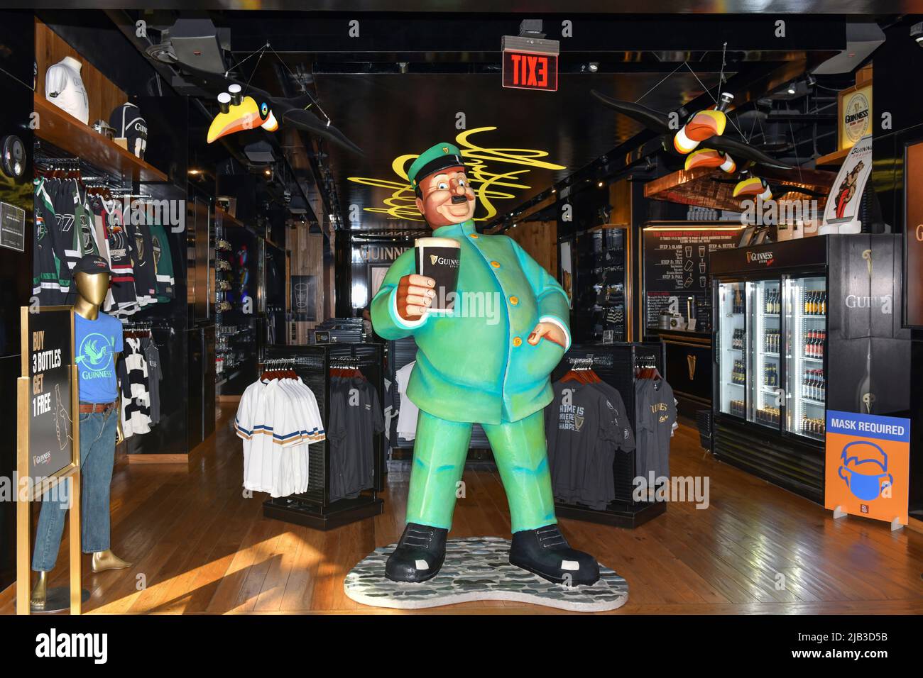 Nevada USA 09-04-21 die Gilroy Zookeeper Figur ist die irische Ikone des berühmten Guinness-Geschäfts in den Shoppes am Mandalay Place Las Vegas Stockfoto