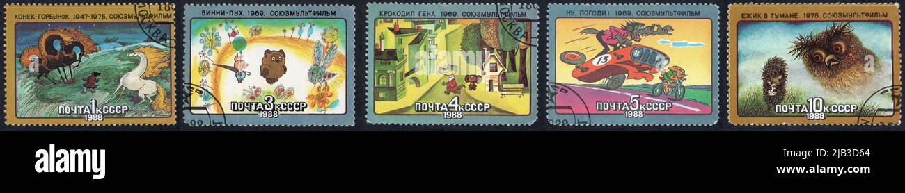 UdSSR - UM 1988: Eine in der UdSSR gedruckte Briefmarke zeigt eine Szene aus einem Zeichentrickfilm. Serie mit 5 Marken der Union Karikatur. Stockfoto