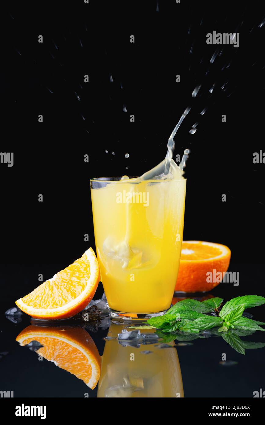 Orangeneisgetränk mit Spritzer Stockfoto