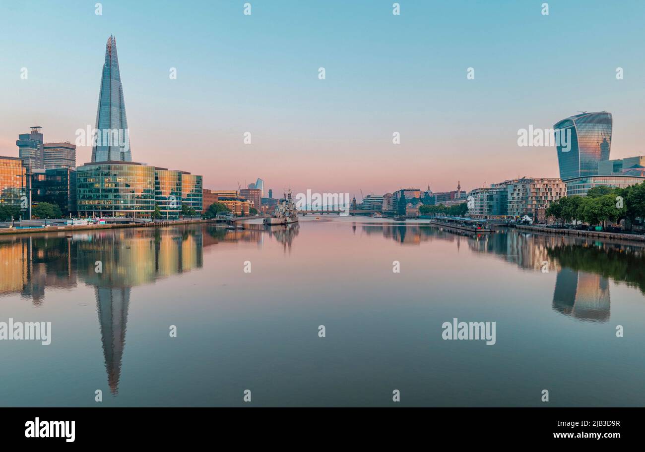 Sonnenaufgang über der Themse, London, in Richtung Shard, City Hall und 20 Fenchurch Street (dem Walkie Talkie-Gebäude). Stockfoto